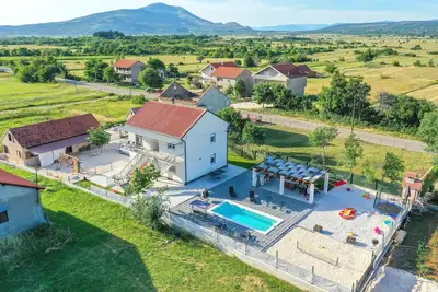 Image de Magnifique maison de 6 chambres Ă Drnis