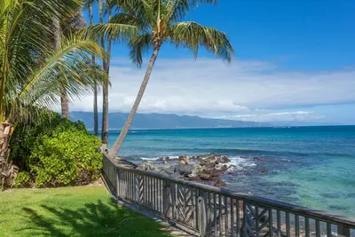 Image de Gorgeous Oceanfront Paia Bay Home