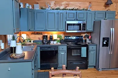Image de Cozy Smoky Mountain Retreat | 3-Story Cabin w/ Game Room & Hot Tub