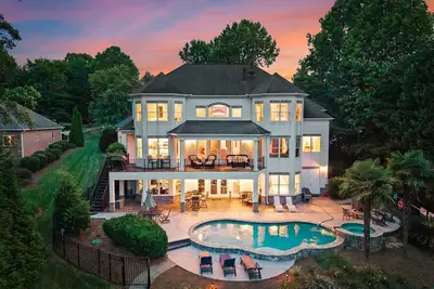 Image de Firefly Cove by SoCharm | Luxury home w/Pool & Hot Tub & New Game Room | Sleeps 16