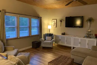 Image de Great South Haven home available all year! Book your fall getaway now!