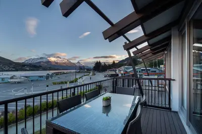 Image de Queenstown Lakefront – 3br Apt, Balcony & Parking
