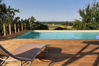 Image de Maison du Xv siècle avec piscine, en haut de sa colline au milieu des vergers
