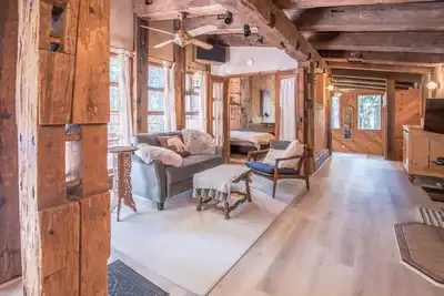 Image de Coach House-A Unique Getaway Tucked in the Trees