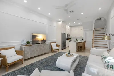 Image de Tropical Front ~ Remodeled 2 Br, 2. 5 Ba w/ Parking in Perfect Location!