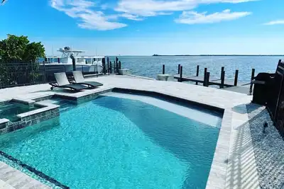 Image de Gorgeous direct bay front home! Steps to beach! Amazing  sunrises and pool! ! !