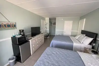 Image de Location! Charming, cozy home like hotel room