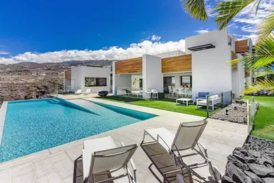 Image de Villa de luxe \"Karat Villa Playa Paraiso\" avec vue sur la mer, piscines, climatisation, sauna, Wi-Fi