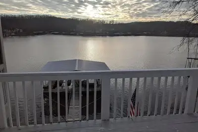 Image de Lakefront home with dock/firepit/free arcade/3 seasons room! ! !