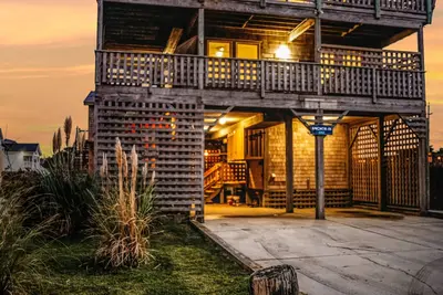 Image de Obx Family Getaway Gem - Walk to beach - Private Pool, Hot Tub & Laser Tag