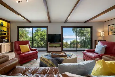 Image de Beautiful lake views from every room
