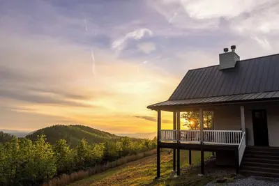 Image de Mountain Top Escape with Hot Tub, Fire Place, Wi-Fi & Cell Service