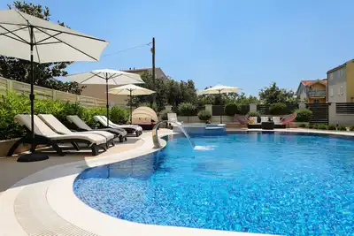 Image de Luxuroese Apartments mit Privatem Pool und Jacuzzi