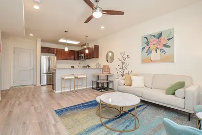 Image de 3p| Chic & Stylish Condo Unit| Lifestyle Center Living