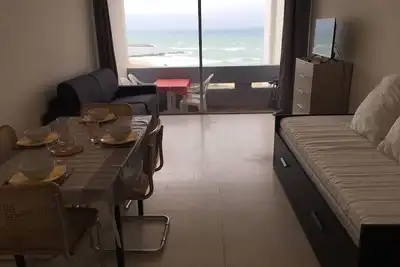 Image de Studio 30 m² avec terrasse face à la mer