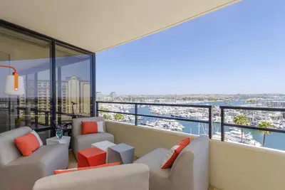 Image de Santa Monica Adjacent. Spectacular Executive 2 bedroom Condo. Views, Pool & Gym