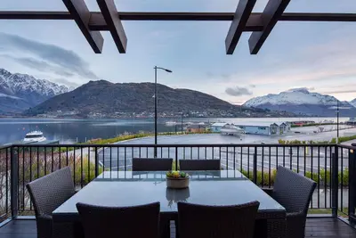 Image de Queenstown Lakefront – 2br Apt, Balcony & Parking