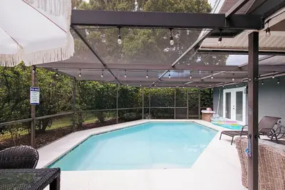 Image de Luxury Heated Salt-Water Pool Oasis Close to Beaches and Downtown! !