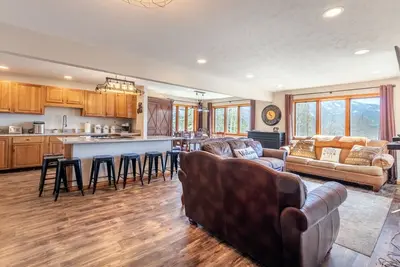 Image de Large Grand Lake house with amazing views of Shadow Mountain Lake!