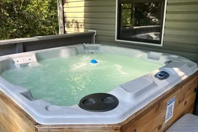 Image de Large Hillside Retreat with Pool and Hot Tub!
