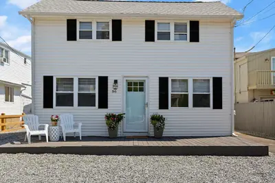 Image de Steps away from the beach -updated  4bd/2 bath beach house with guest house