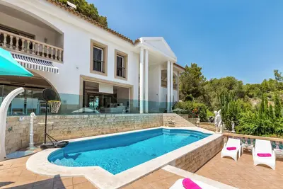 Villa de vacances Ocean View avec vue sur la mer, Wi-Fi, climatisation, piscine, jardin et balcon
