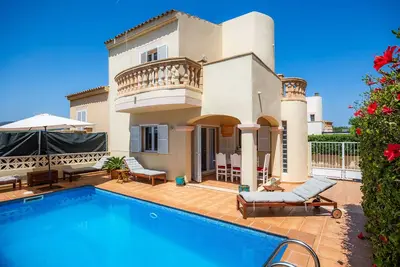 Maison de vacances Villa Sion avec vue sur les montagnes, piscine, Wi-Fi et terrasse; animaux admis
