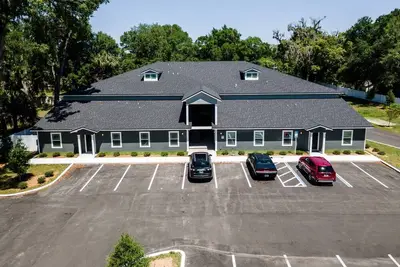 Image de Oak Street Refuge #4 |Main Floor Apt |Smart Tv |Small Dog Friendly |Walkable |Seasonal Town Pool