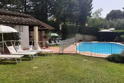 Image de Appartement Avec Grand Jardin PRIVÉ Devant L'Appartement IDÉAL Pour La DÉTENTE