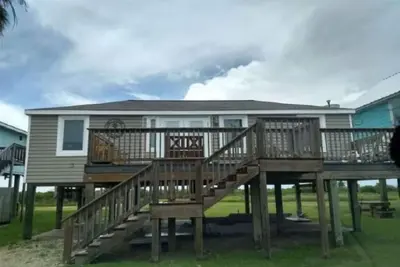 Image de Beach and river view cottage with deck and specatuclar views.