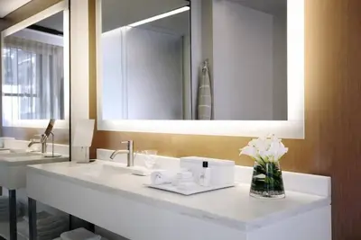 Image de Iconic Views, Central Location! 3 Suites, Easy Access To Transportation!