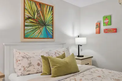 Image de Cozy couples hideaway! 5-min walk to beautiful white sand beach at Bean Point.