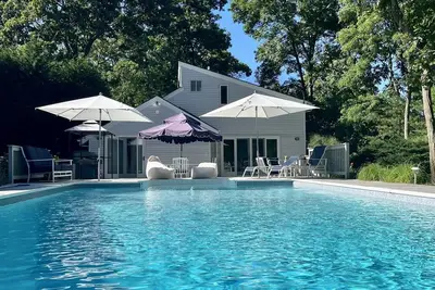 Image de Heated Pool - Hamptons newly renovated home with fenced yard