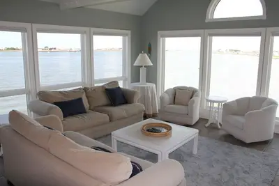 Image de Breathtaking Sunrise-Sunset Views From Waterfront Home with Elevator