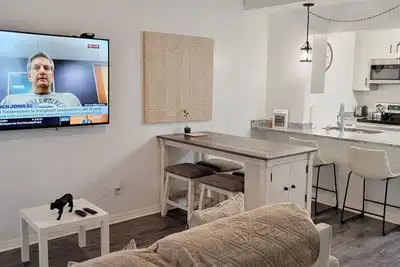 Image de 🌟 Modern Comfort Awaits in Gainesville Condo 🌆🏡