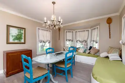 Image de Charming Bay House, Located off Ocean Dr, Porches & Large Gardens