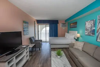 Image de Direct Oceanfront Sea Mist Resort 21105-1 Queen Bed and 1 Sleeper Sofa!