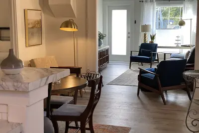 Image de Adorable cottage with modern style, we welcome you to your temporary home!