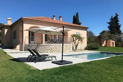 Image de Spacieuse villa avec grand jardin securisé, piscine privée et 3 chambres a\/c