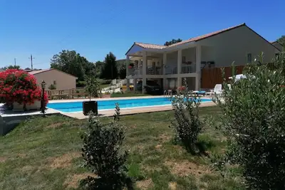 Image de Villa moderne sur cĂ´teaux belle piscine / Downhill modern villa nice pool