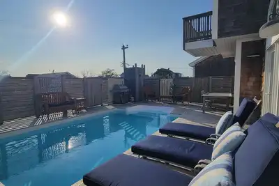 Image de 3 Yrs Young Home & Heated Salt Water Pool - equally convenient to Ocean or Bay!