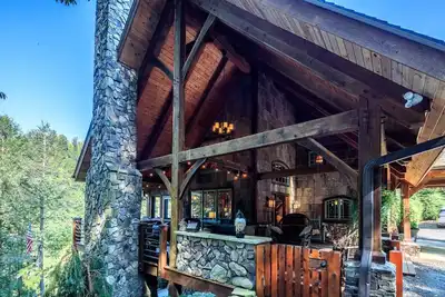 Image de Riverwind Lodge - Luxury Riverfront Lodge - Outdoor\/Indoor Fireplaces - Privacy & Views