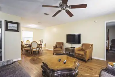 Image de Wec 6 Miles Trees Quiet Residential Neighborhood Fenced Yard Covered Porch