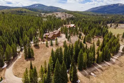 Image de 6 miles to Yellowstone:2 Homes on gated 11acre Montana Ranch
