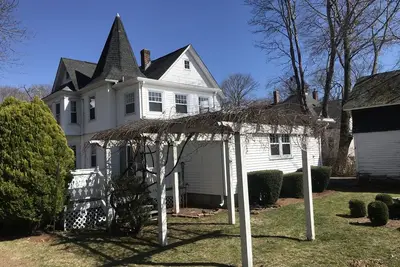 Image de Tranquil 1875 Victorian with beautiful grounds and inground pool