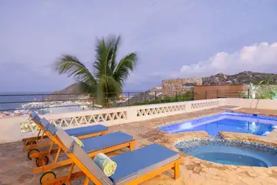 Villa Mar Azul: Stylish Villa w/Ocean, Marina & Downtown Views. Promos available