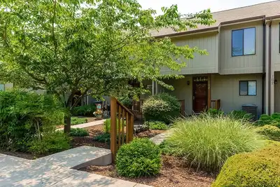 Image de Fishhook Cluster on the Lake Townhome, 3 Decks to Enjoy Nature and Lake Views