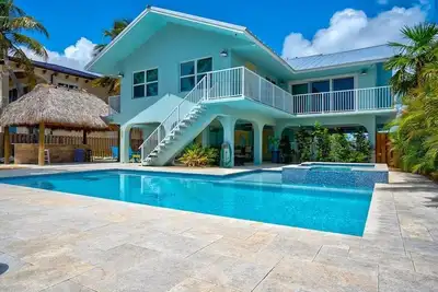 Image de P18 - Spectacular 4 bedroom home with dockage and oversized private pool in. . .