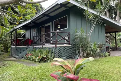 Image de Private cottage above Kona surrounded by coffee farms.