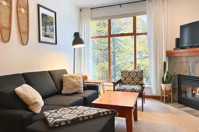Image de Whistler Village Townhouse–2bd/2ba Walk to Lifts, w/ Pool, HotTub + Free Parking